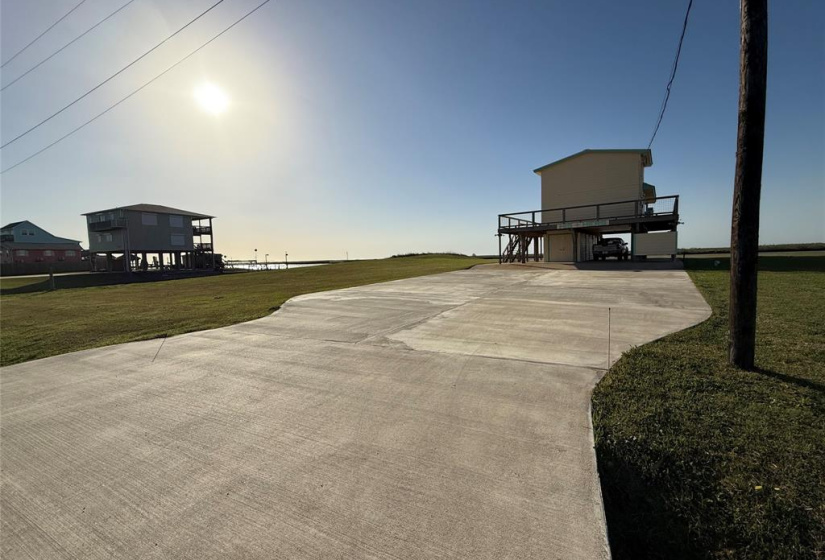 Extra large drive to accommodate your boat, (or boats), and all your guests.