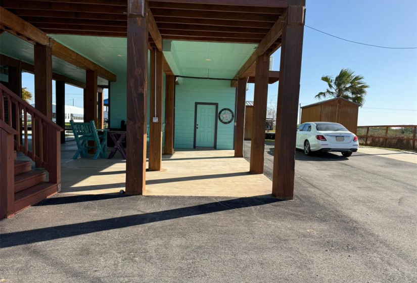 Wonderful space under house for entertaining and enjoying the coastal breezes.