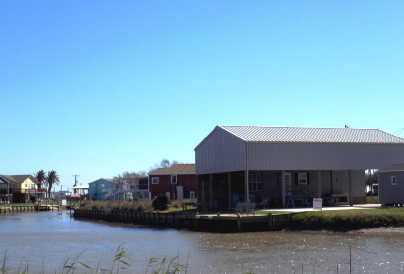 Great location for fishing and crabbing.  Pride in ownership!  This 