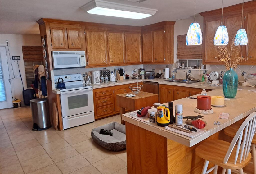 SPACIOUS KITCHEN WITH BREAKFAST BAR