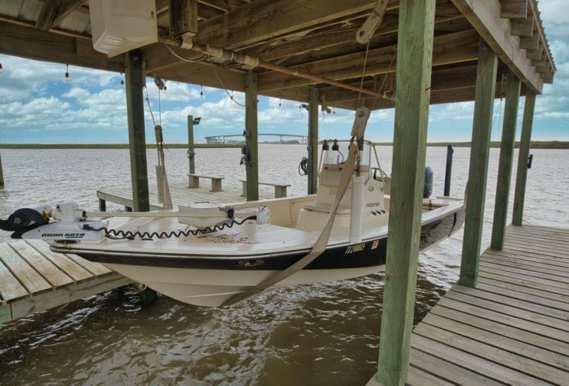Boat Lift/House