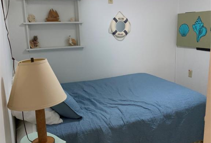 Secondary bedroom features a ceiling fan.