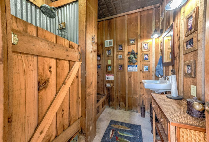 Downstairs full restroom.