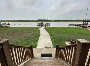 DIRECT ACCESS TO THEWATER.