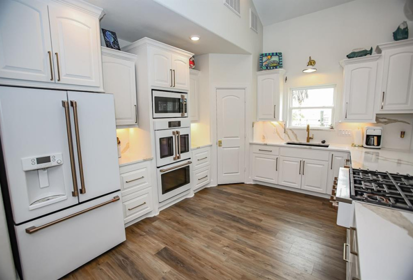Spacious kitchen with plenty of room for the chef in you to creat fantastic dishes with the double convection oven. The appliances are GE Cafe package - Matte white with brushed bronze handles. The refrigeratory has 2 freezer drawers and hot and cold water and ice dispensers.