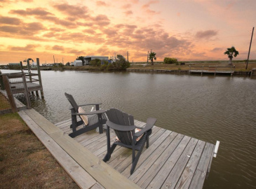 WOW!! Enjoy the gorgeous Sargent sunsets and gaze at the stars. Enjoy fishing and crabbing from your back yard.