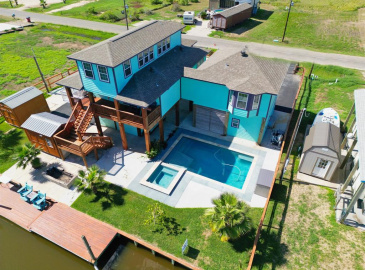 PARADISE ON THE WATER! Pool, Hot Tub and great fishing from your own dock