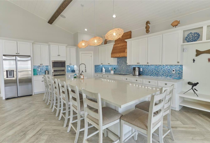 Adorned with a tasteful breakfast bar,the island seamlessly blendspracticality with style, making it theperfect place for quick meals orsocializing while cooking.