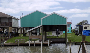 This one has everything!  1200 sqft RV cover, 480 sqft boatlift, covered fish cleaning, vinyl bulkhead, pier, concrete walkway to the pier and so much more.  Rear living space PUMA Forrest River (included in the sale)