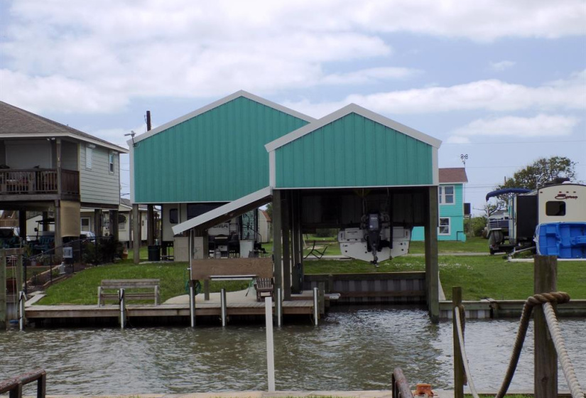 This one has everything!  1200 sqft RV cover, 480 sqft boatlift, covered fish cleaning, vinyl bulkhead, pier, concrete walkway to the pier and so much more.  Rear living space PUMA Forrest River (included in the sale)